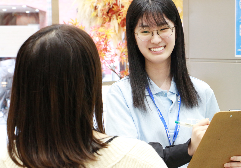 13:00~13:20 まずは受付!先輩が笑顔でお出迎え